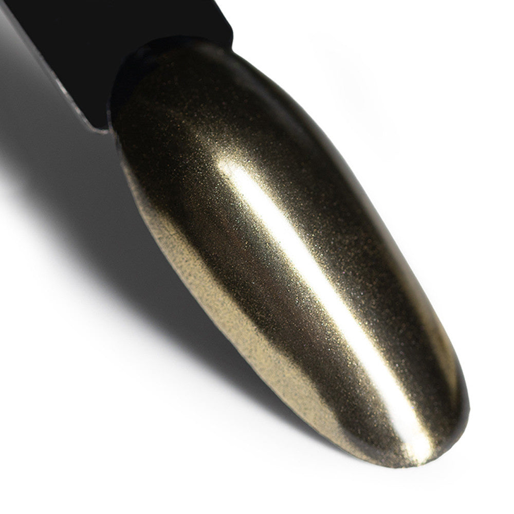 AlleLac Golden No. 1 peilipuuterilla toteutettu metallinhohtoinen kultainen chrome-kynsi tummalla pohjalla.
