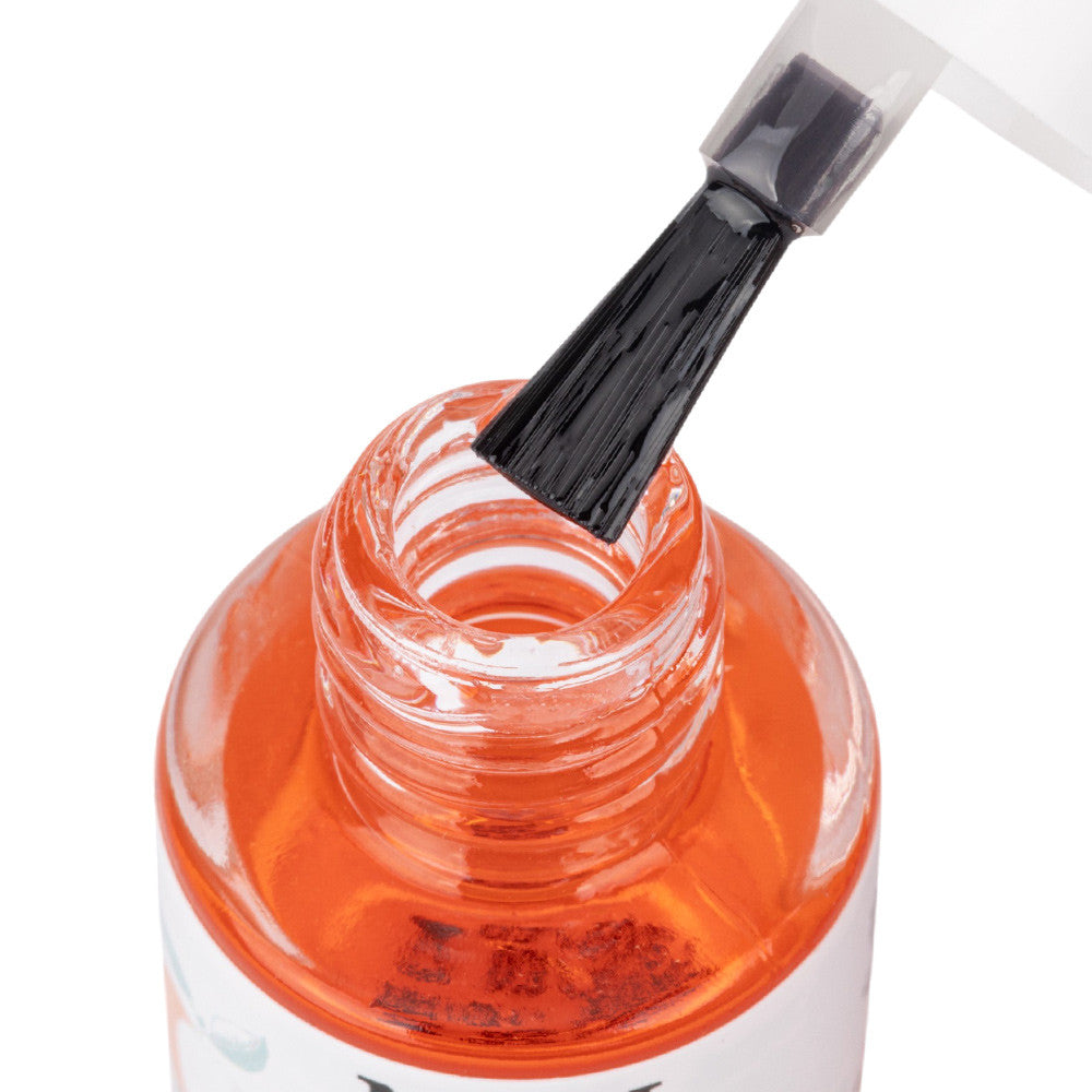 Persikan tuoksuinen Peachy Punch -kynsinauhaöljy pullossa, kirkas öljy ja hedelmäinen sävy lähikuvassa