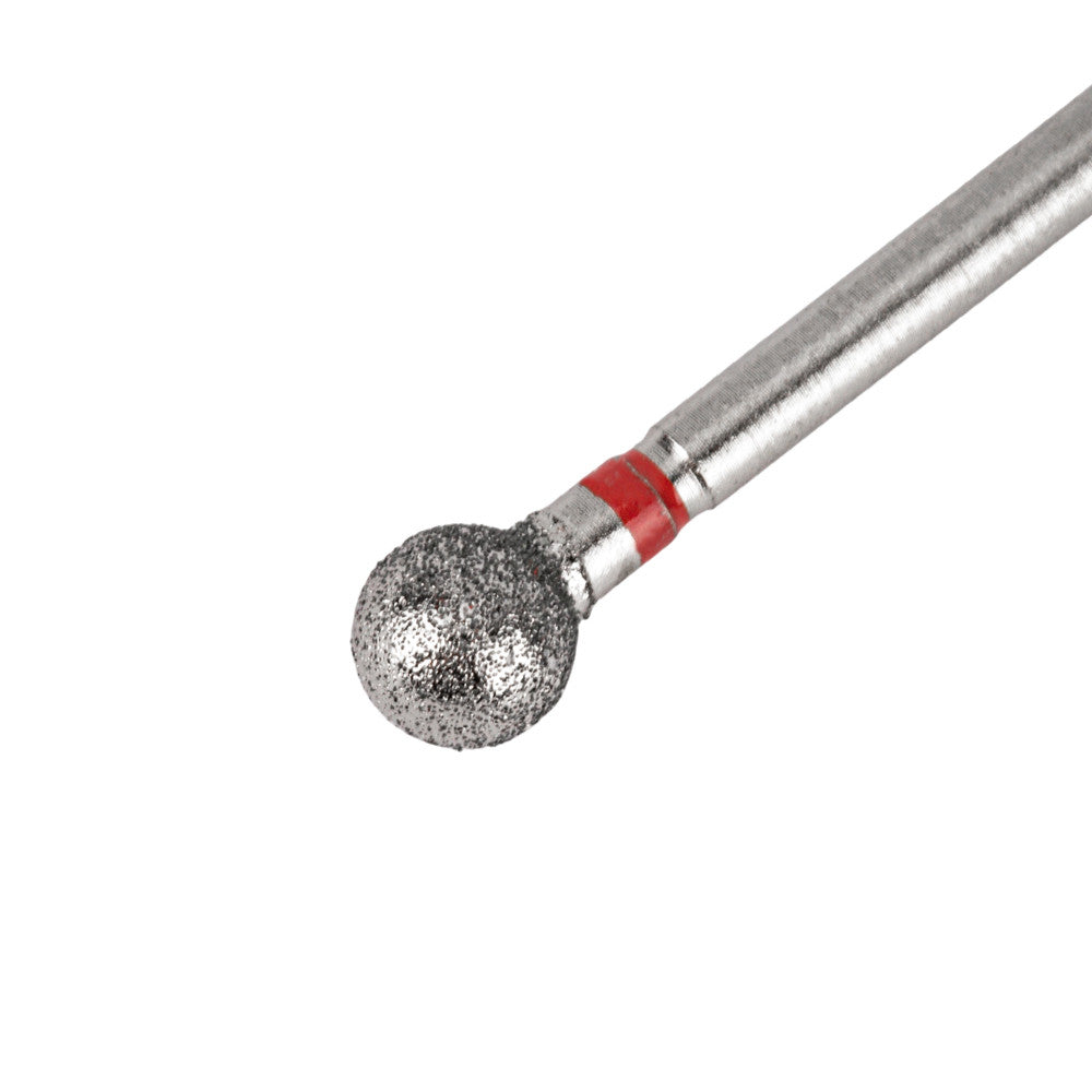 Lähikuva 5 mm pallonmuotoisesta kynsiporan terästä, punainen merkintä hienolle karkeudelle.