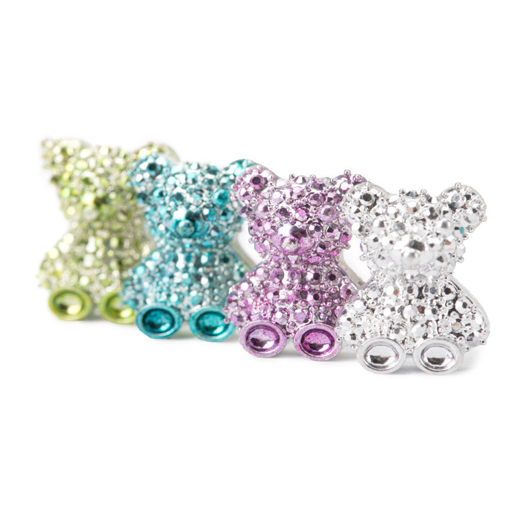 Nallemuotoiset 3D-kynsikoristeet aseteltuna kynsille, kimaltava kolmiulotteinen efekti