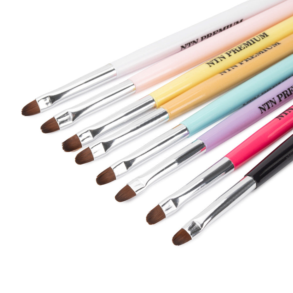 Geelisivellin 8 mm käytössä kynsillä, NTN Premium sivellin rakennegeelin muotoiluun kynsiuuni-kovetuksessa