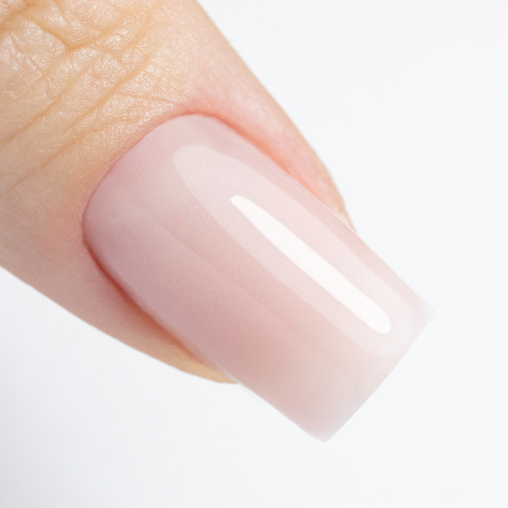 Maitomainen nude viimeistely No Wipe Top Milky -päällysgeelilakalla baby boomer -tyylissä