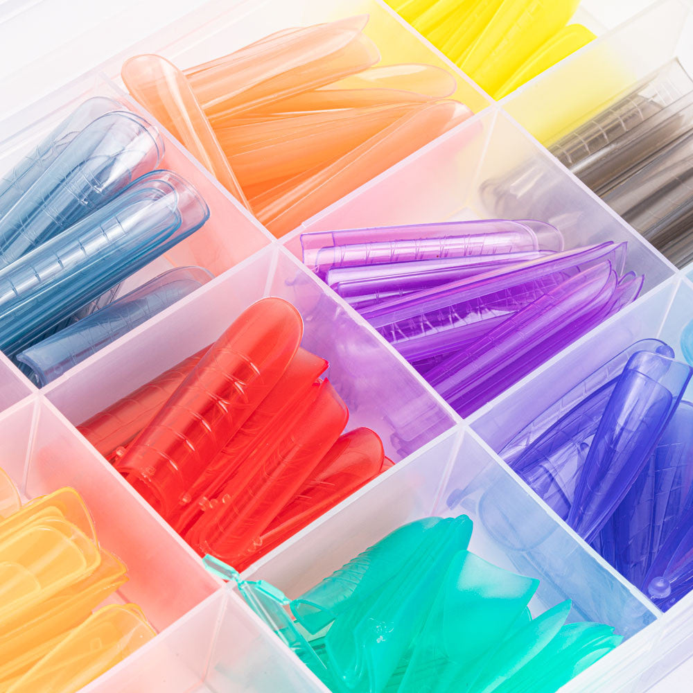 Lähikuva Dual Form -muotista laatikossa, joustava ja läpinäkyvä muoto kynsien rakentamiseen 