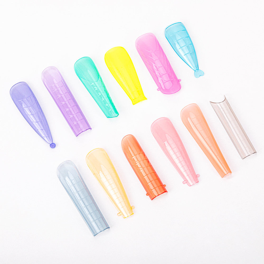 Lähikuva Dual Form -muotista, joustava ja läpinäkyvä muoto kynsien rakentamiseen.