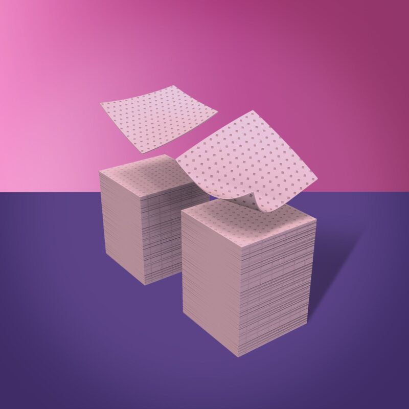 Lähikuva vaaleanpunaisista Staleks kynsilapuista 4,5 × 4,5 cm, nukaton pinta estää kuidut ja naarmut kynsilevyllä.